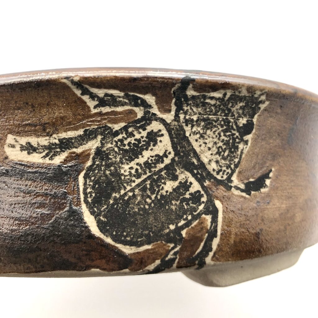 Détail pot bonsaÏ brun dessin a la résine d'arbre et aux oxydes. Création unique par Hasu Céramiques